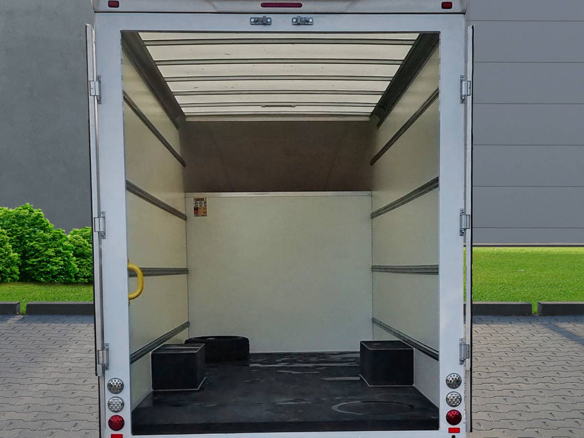 Moveaxis van cargo interior